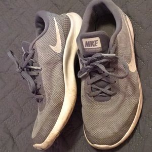 Nike shoes Size: 8.5